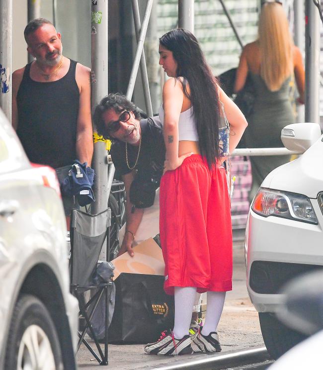 El dúo de padre e hija fue visto sosteniendo bolsas de compras durante su día en SoHo.