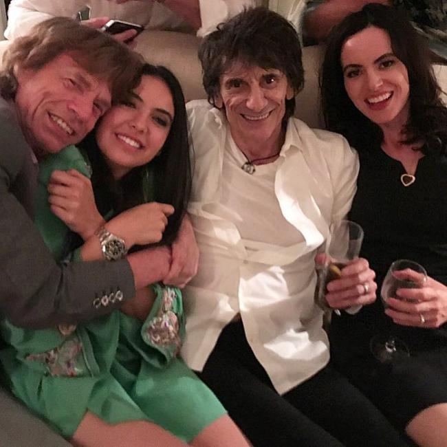 Alfallah (segundo desde la izquierda), visto aquí entre Mick Jagger y Ronnie Wood con la esposa de Wood, Sally Humphreys, supuestamente salió con Jagger.