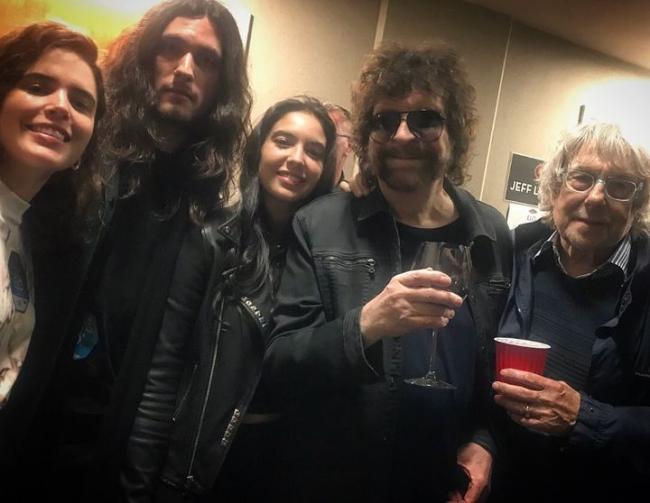 Ha publicado fotos de ella misma de fiesta con el líder de ELO, Jeff Lynne, de 75 años.