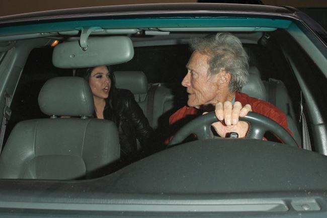 Alfallah fue visto dejando el punto de acceso de Los Ángeles Craig's en 2019 con el legendario Clint Eastwood.