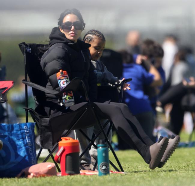 La estrella completó su look de mamá de fútbol con una silla de campamento y botellas de Gatorade.
