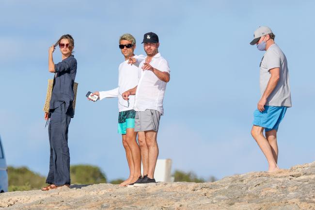 Roche y Badius recientemente vacacionaron con DiCaprio en Ibiza.