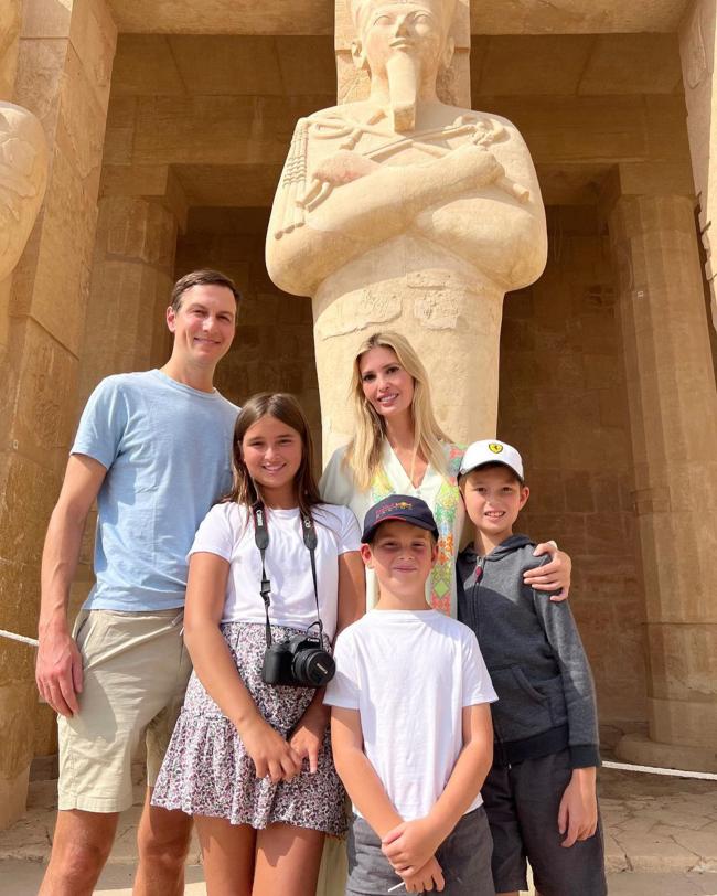 Arabella posó con su familia para una foto durante unas vacaciones en Egipto el otoño pasado.