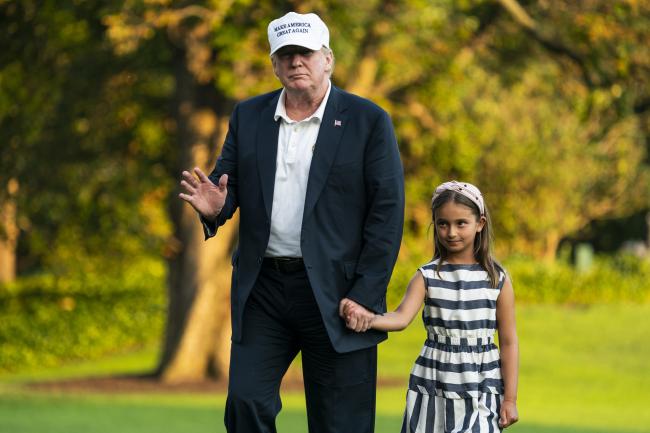 Una joven Arabella caminó con su abuelo en el césped de la Casa Blanca en 2018.