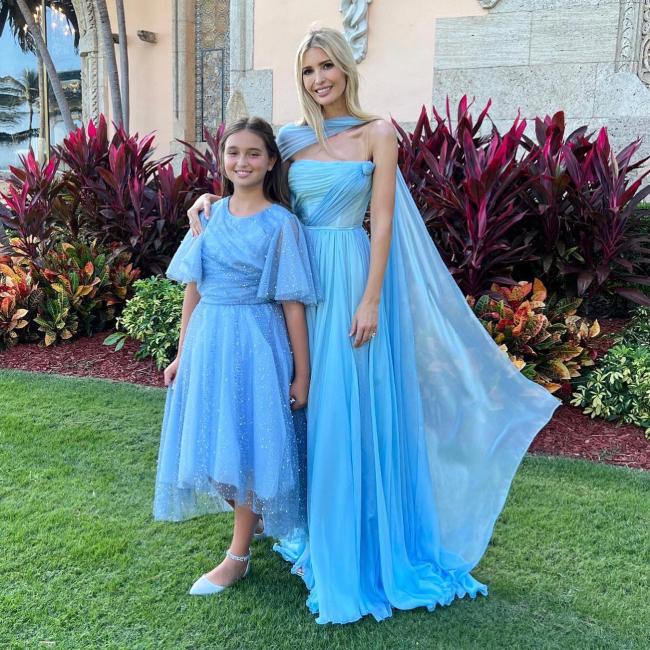 La madre y la hija combinaron en azul para la boda de Tiffany Trump en noviembre pasado.