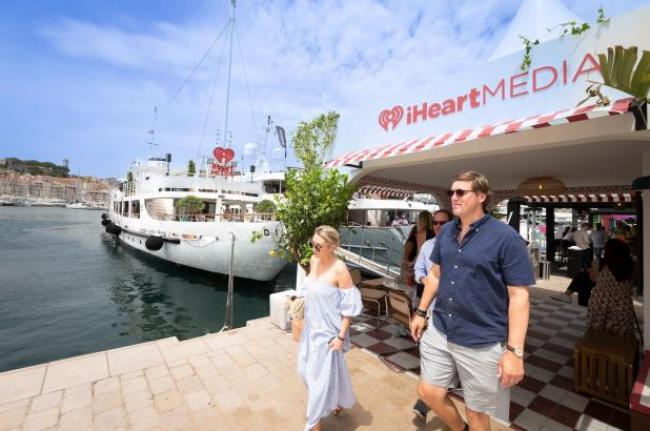 El yate de iHeartMedia en el puerto deportivo de Cannes.