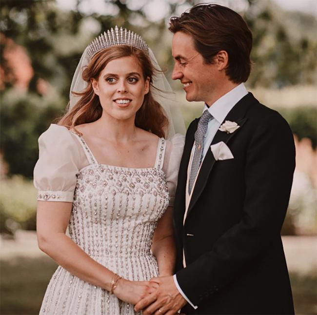 Si bien se asumió ampliamente que usaría la tiara de York, Beatrice eligió la tiara Fringe de la reina Isabel para su boda de 2020 con Edoardo Mapelli Mozzi.