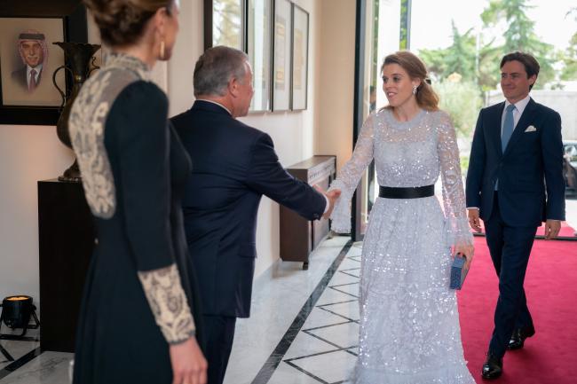 La pareja saludó al rey Abdullah y la reina Rania de Jordania cuando llegaron a la boda.