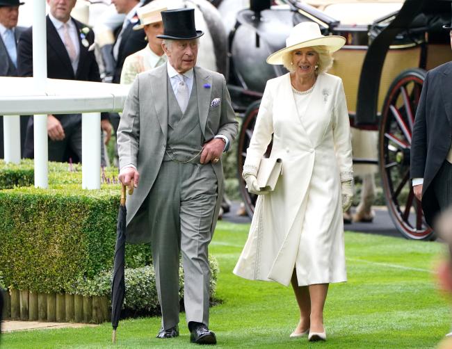 El rey Carlos III acudió a las carreras con traje gris y sombrero de copa.