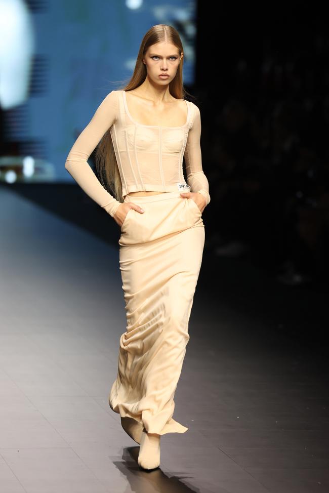 El look de portada de Khloé se mostró en la pasarela primavera 2023 de Dolce & Gabbana como parte de la colaboración de la casa con Kim.