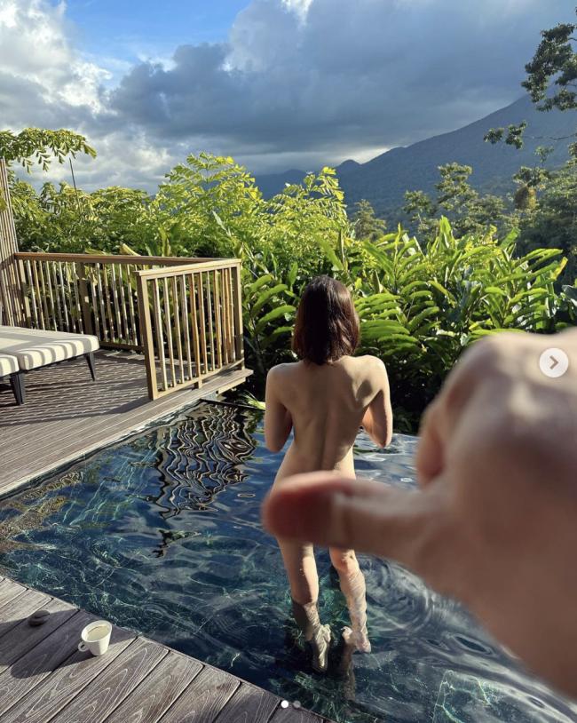 Daddario también se volvió viral el año pasado con una foto de ella sumergiéndose desnuda en una piscina.