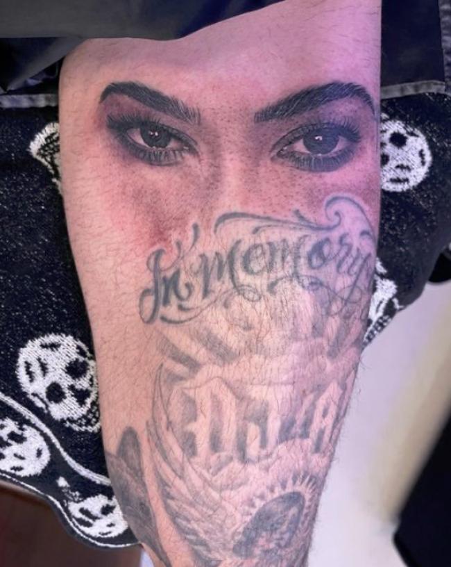 El joven de 19 años parece estar siguiendo los pasos del padre Travis Barker, quien se tatuó los ojos de su esposa Kourtney Kardashian en su muslo.