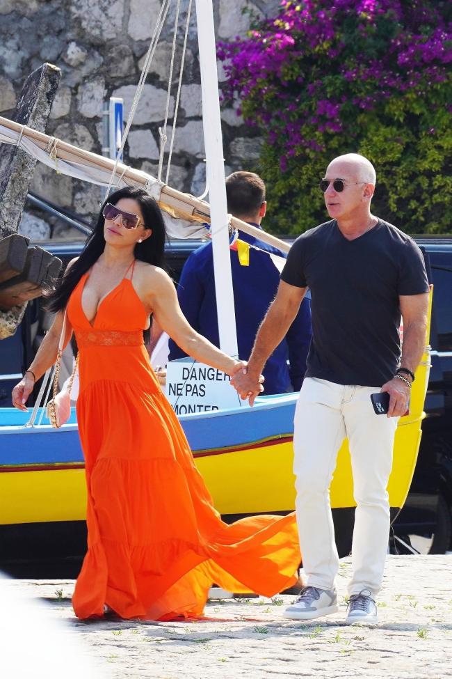 Lauren Sánchez y Jeff Bezos fueron vistos de vacaciones en Francia el viernes.