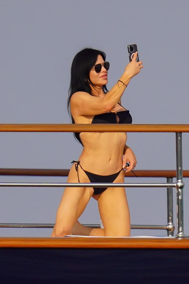 Lauren Sánchez en bikini negro