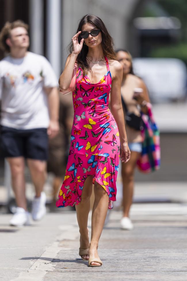 Emily Ratajkowski usó una versión rosa del vestido con estampado de mariposas de la marca el verano pasado.