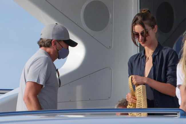 Leonardo DiCaprio y Meghan Roche en un yate en Ibiza.