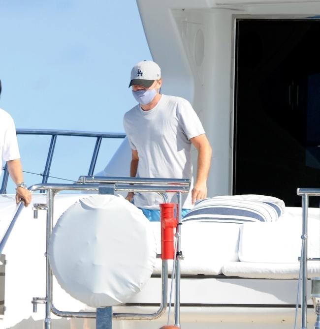 DiCaprio intentó pasar desapercibido con una máscara facial y una gorra de béisbol.
