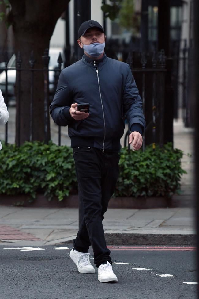Leonardo DiCaprio caminando en Londres
