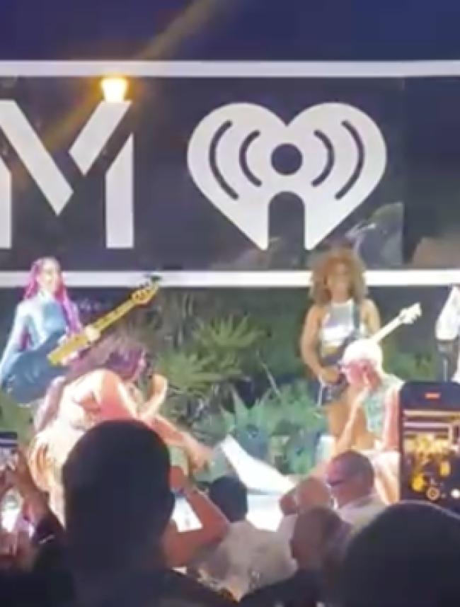 Tiffany Haddish saltó al escenario e hizo twerking con la cantante.