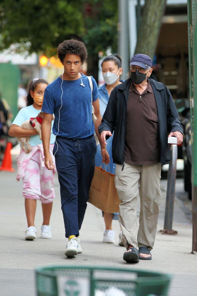 De Niro, visto aquí con su hijo Julian, también es padre de Aaron, Elliot y Helen.