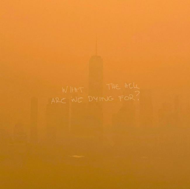 La portada de Shawn Mendes que muestra el horizonte de la ciudad de Nueva York cubierto de humo con las palabras 