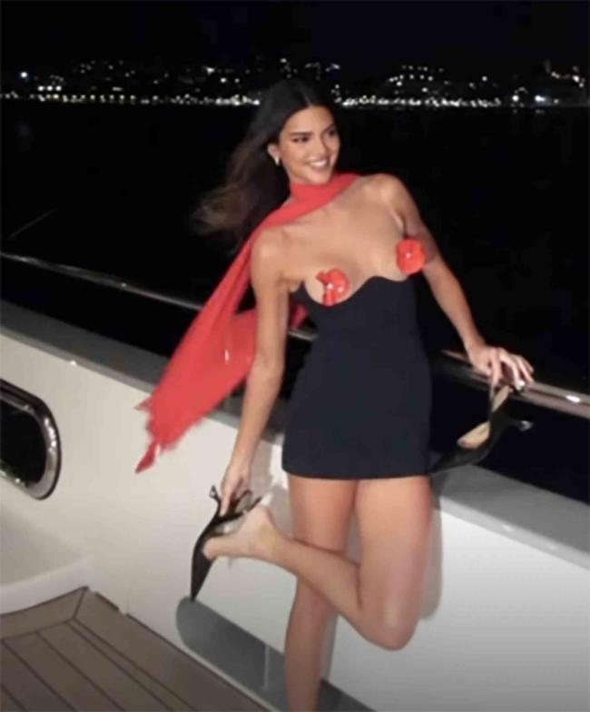 Los fanáticos en las redes sociales están llamando a Kendall Jenner por su último estilo sexy.