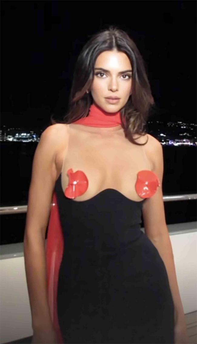 El vestido de David Koma con la parte superior transparente de Jenner estaba acentuado por un par de 