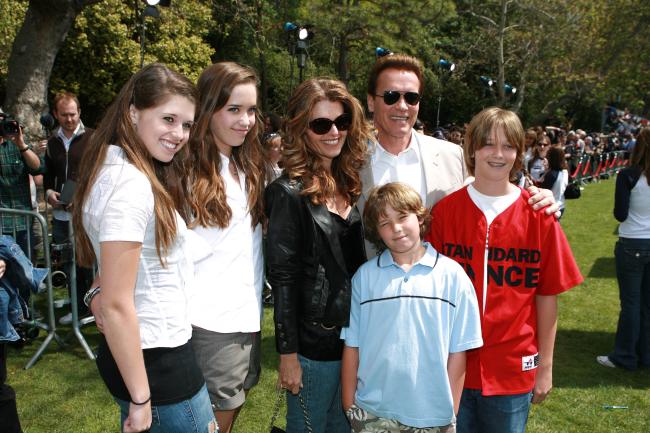 Arnold Schwarzenegger y Maria Shriver posan con cuatro niños