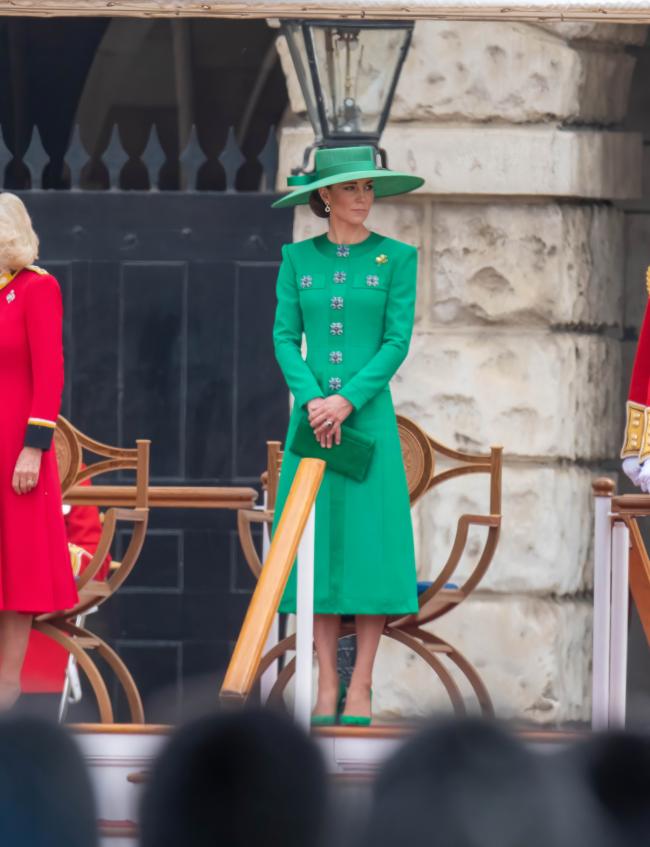 Llevaba un vestido abrigo color esmeralda del diseñador singapurense Andrew Gn; La próxima ceremonia del Premio Earthshot del Príncipe William se llevará a cabo en Singapur.