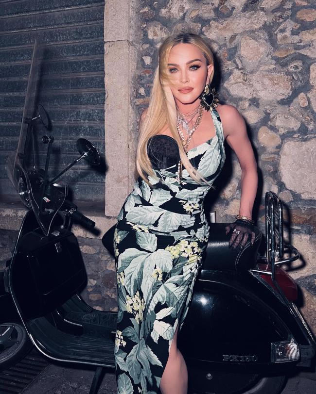 Madonna con un vestido.