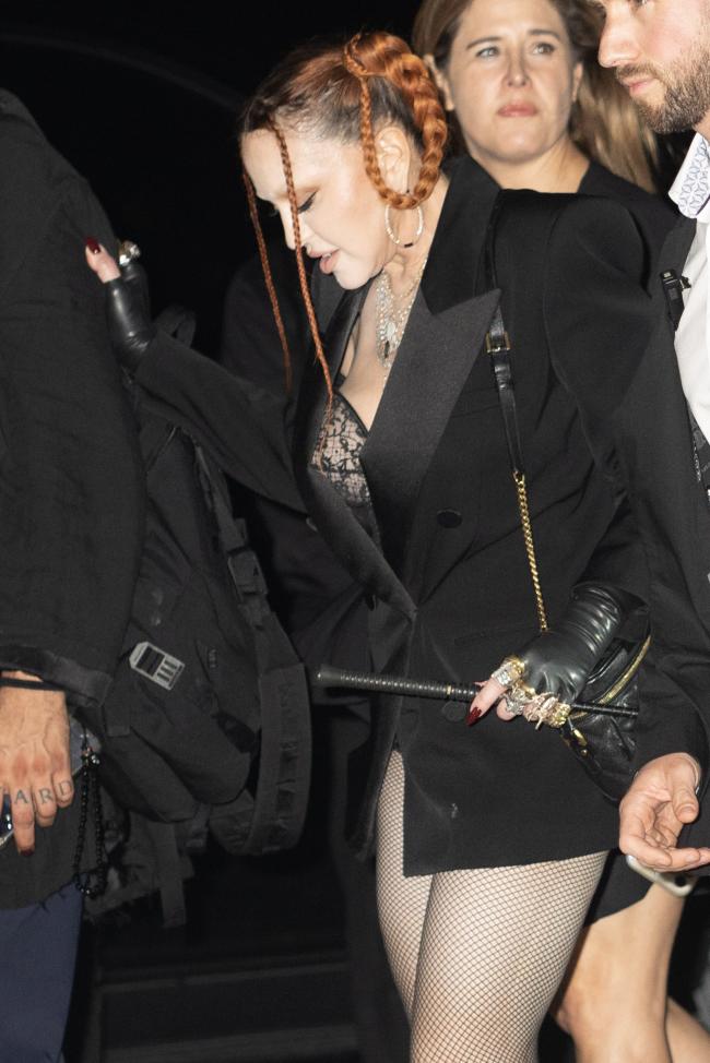 Madonna se ha estado recuperando en su casa. Sin embargo, las fuentes le dijeron a TMZ que ella ha estado “vomitando incontrolablemente” y está postrada en cama.