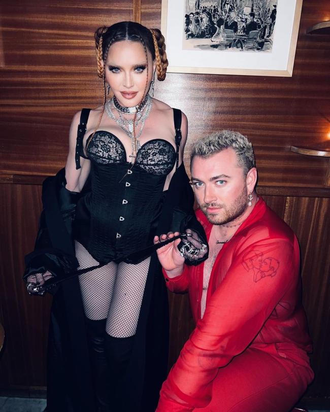 Madonna y Sam Smith posando juntos.