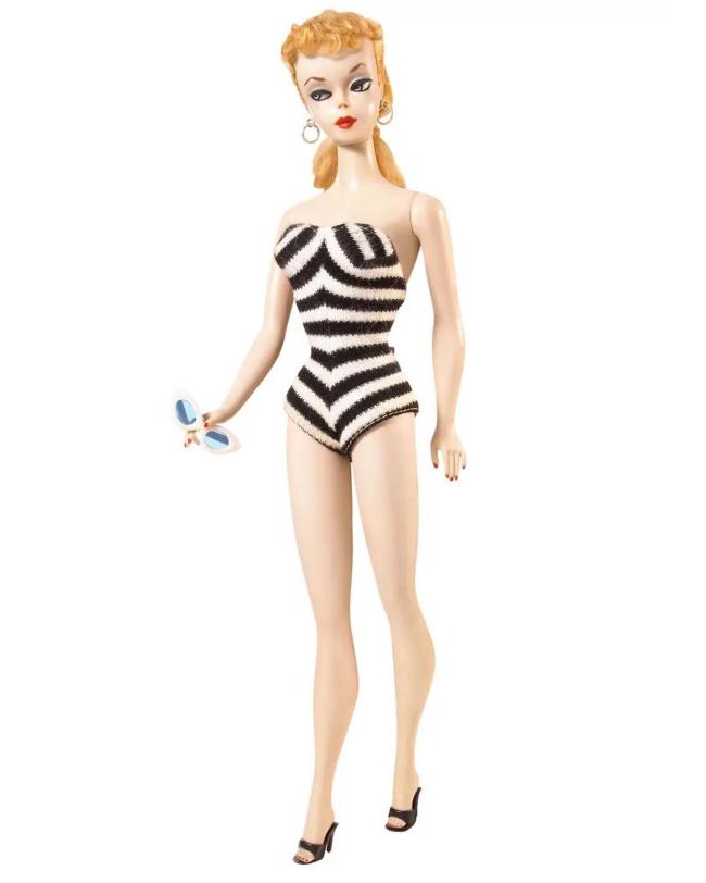 La primera muñeca Barbie usó este traje de baño a rayas y mules negros.