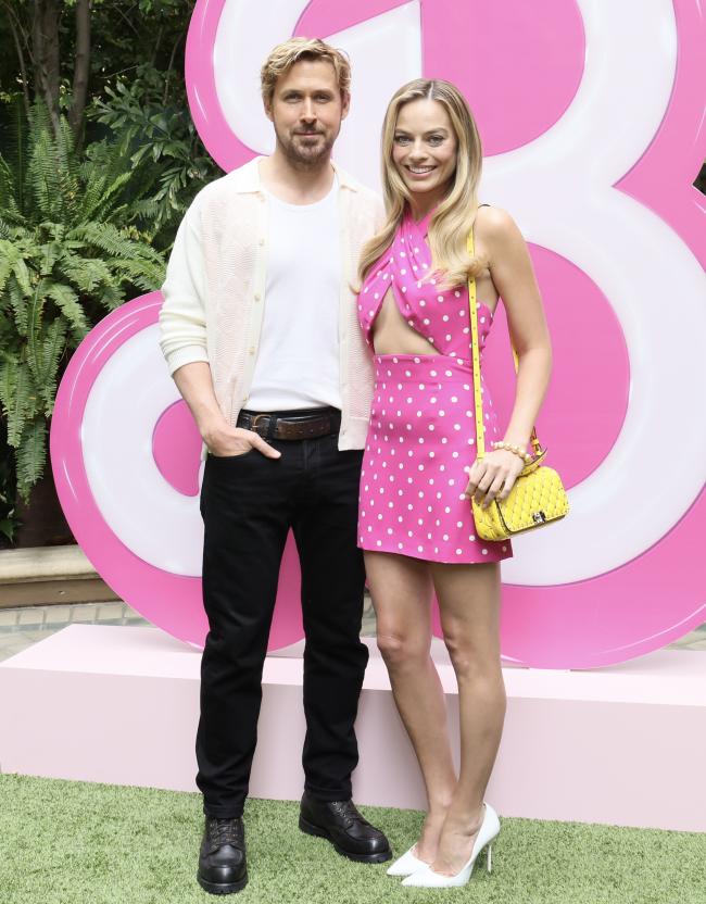 Robbie usó un vestido personalizado de Valentino inspirado en un look original de Barbie, mientras que su Ken, Ryan Gosling, parecía vestido para un evento completamente diferente.