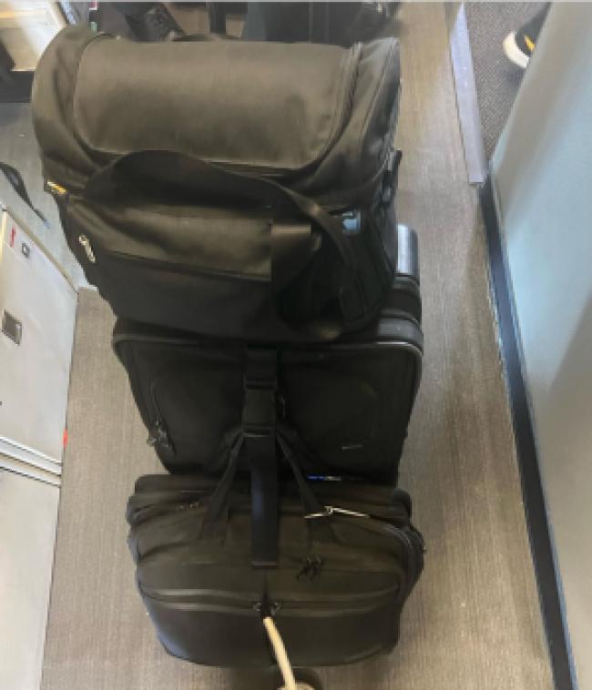 Más tarde, Wayans publicó una foto de otra persona con múltiples maletas de mano subiendo fácilmente al vuelo.