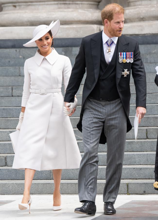 A pesar de que tanto Meghan Markle como el príncipe Harry se vistieron con Dior recientemente, QQCQ Style se enteró de que la duquesa de Sussex no firmará un acuerdo formal con la casa de moda.
