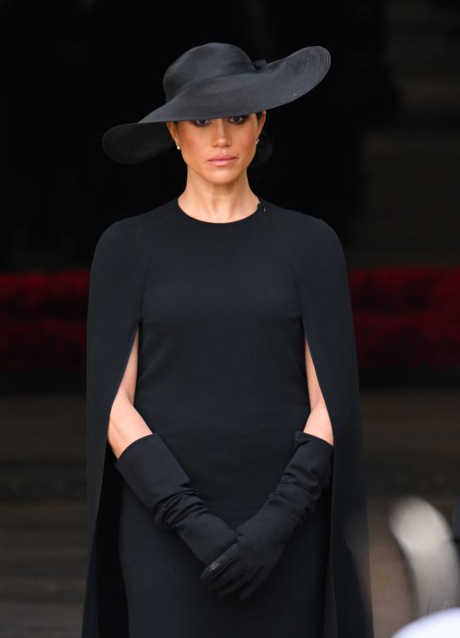 En el funeral de la reina Isabel II en 2022, la duquesa usó un sombrero negro de ala ancha diseñado por Stephen Jones para Dior.
