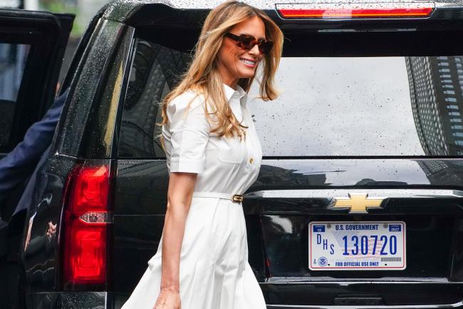 Melania Trump lució un vestido Gucci de algodón color hueso cuando salió de la Torre Trump el miércoles.