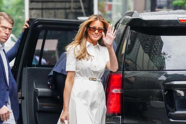 Su vestido camisero acampanado (con un precio de $ 3,200) se combinó con un bolso Hermès blanco.