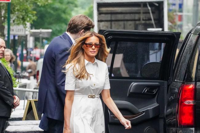 El hijo de la ex modelo, Barron Trump, a quien comparte con su esposo Donald Trump, la acompañó en el viaje.