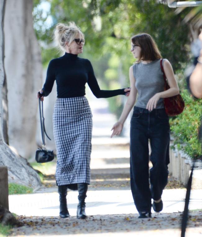 Melanie Griffith y Stella Banderas caminando juntas.