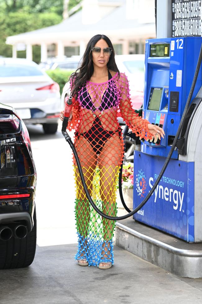 La estrella de “Real Housewives of New Jersey” cargó gasolina mientras se dirigía a la playa.
