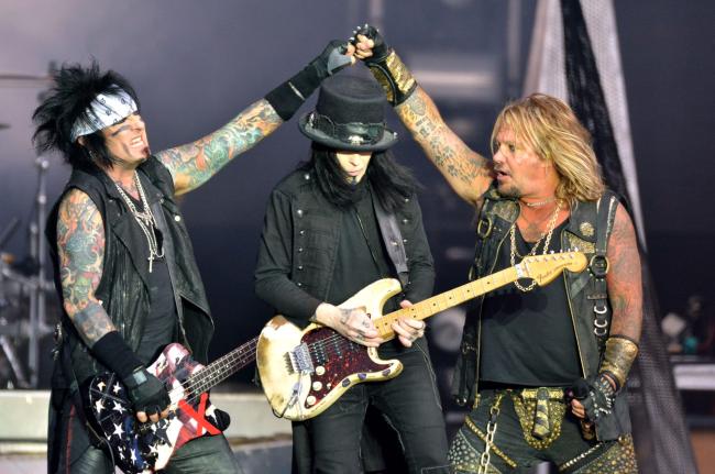 El guitarrista y miembro fundador de la banda de heavy metal, 72, afirma que su salida de Mötley Crüe el año pasado fue involuntaria.