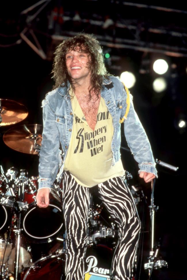 Bon Jovi actúa con pantalones con rayas de cebra en 1987.