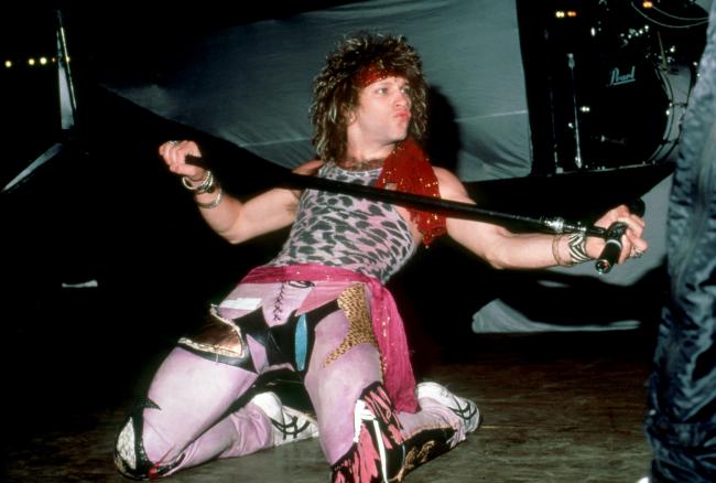 El rockero de Nueva Jersey se presenta en uno de sus estilos característicos en 1985.