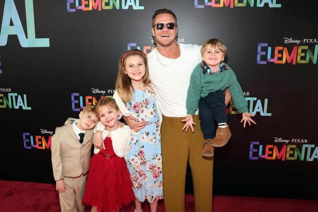Reynolds comparte cuatro hijos con su ex esposa Aja Volkman (no aparece en la foto), de quien se separó en septiembre de 2022.