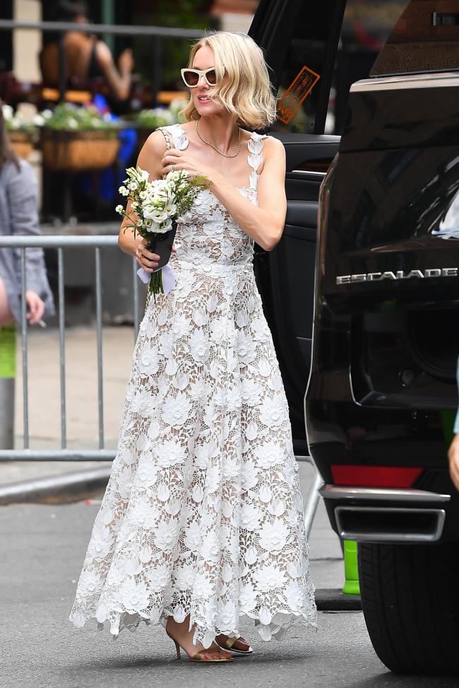 Para completar su look de novia, llevó un ramo de flores blancas.