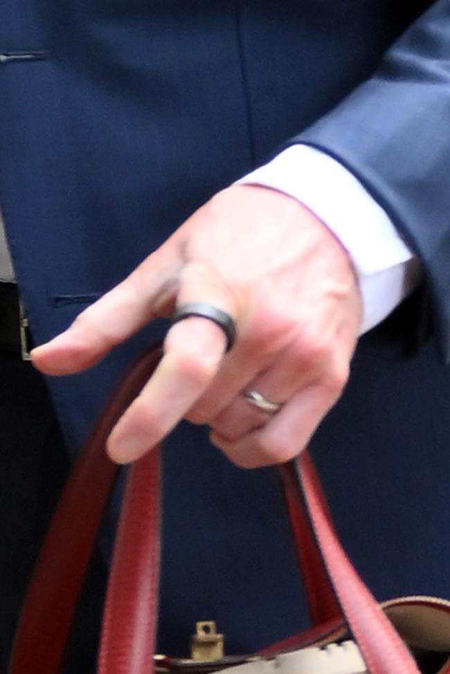Cudrup también fue fotografiado con un anillo en el dedo anular izquierdo por primera vez.