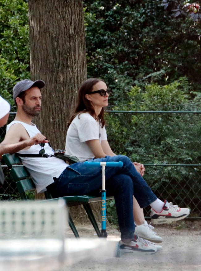 Natalie Portman y Benjamin Millepied en el parque.