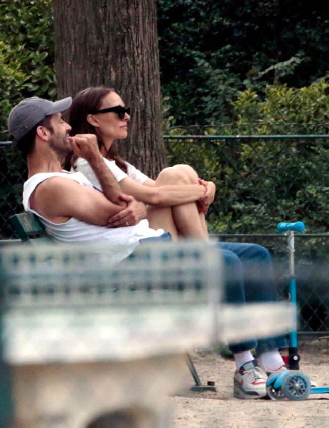 El dúo se sentó en un banco mientras sus hijos jugaban.